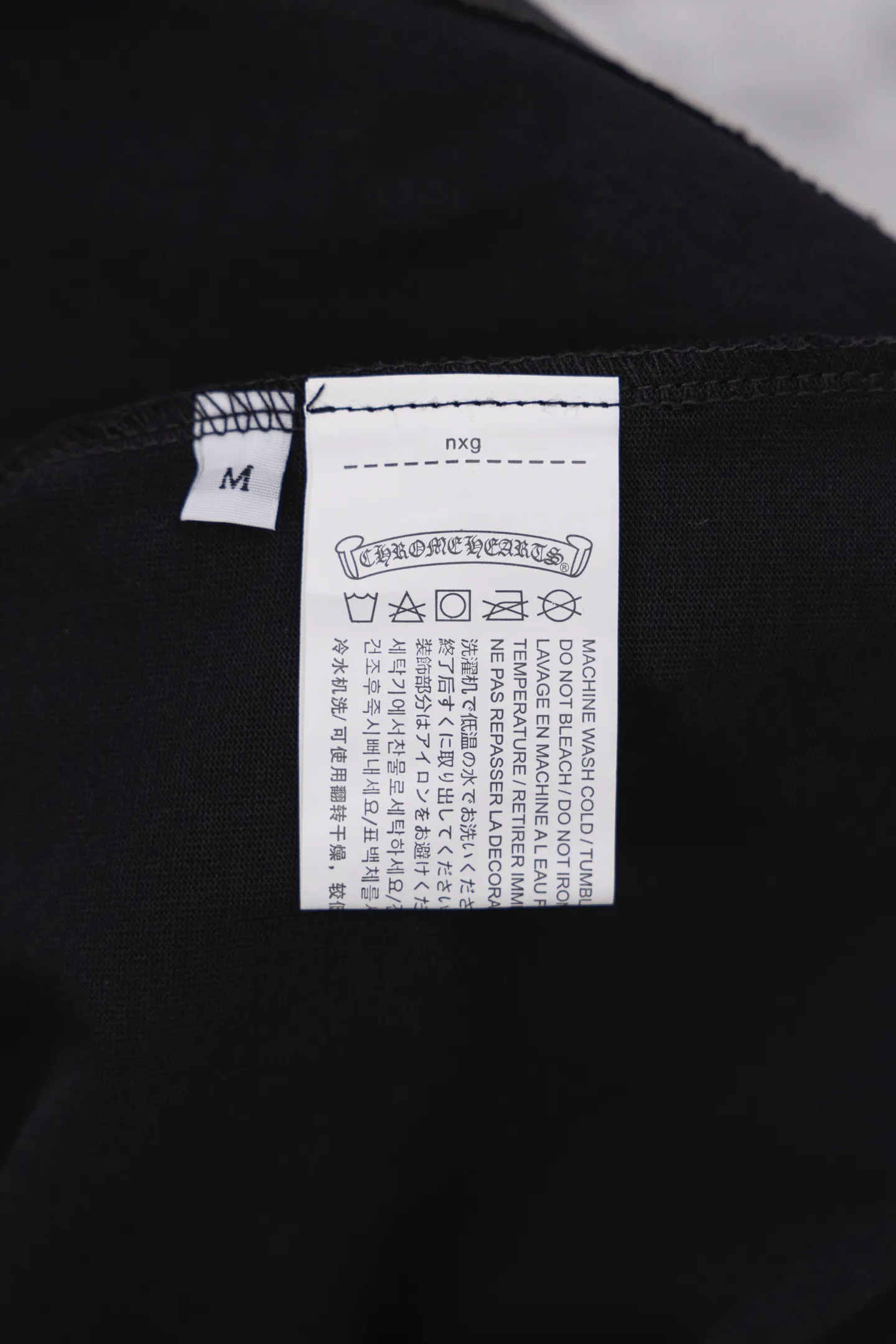 P240 model number/F060 Chrome hearts new hand-painted T-shirt. Heavy 350g double yarn fabric. Wash the whole garment twice. The four sides are frayed and picked. Heavy fabric. The neckline is made of icy Salona. Loose version. Deep, wide and stylish. No deformation or shrinkage. Fabric: 350g. Version: loose. Color: black and white.